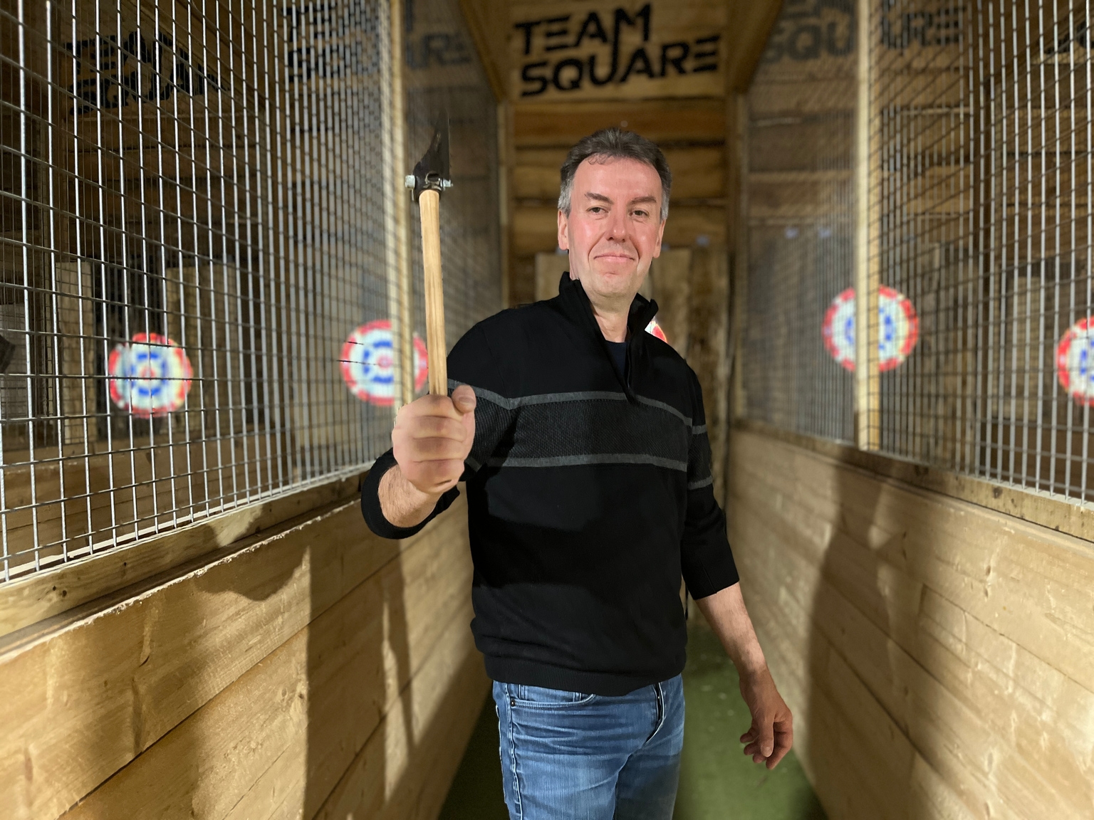 Lancer de hache Douai : défi insolite, fun et sécurisé Team Square