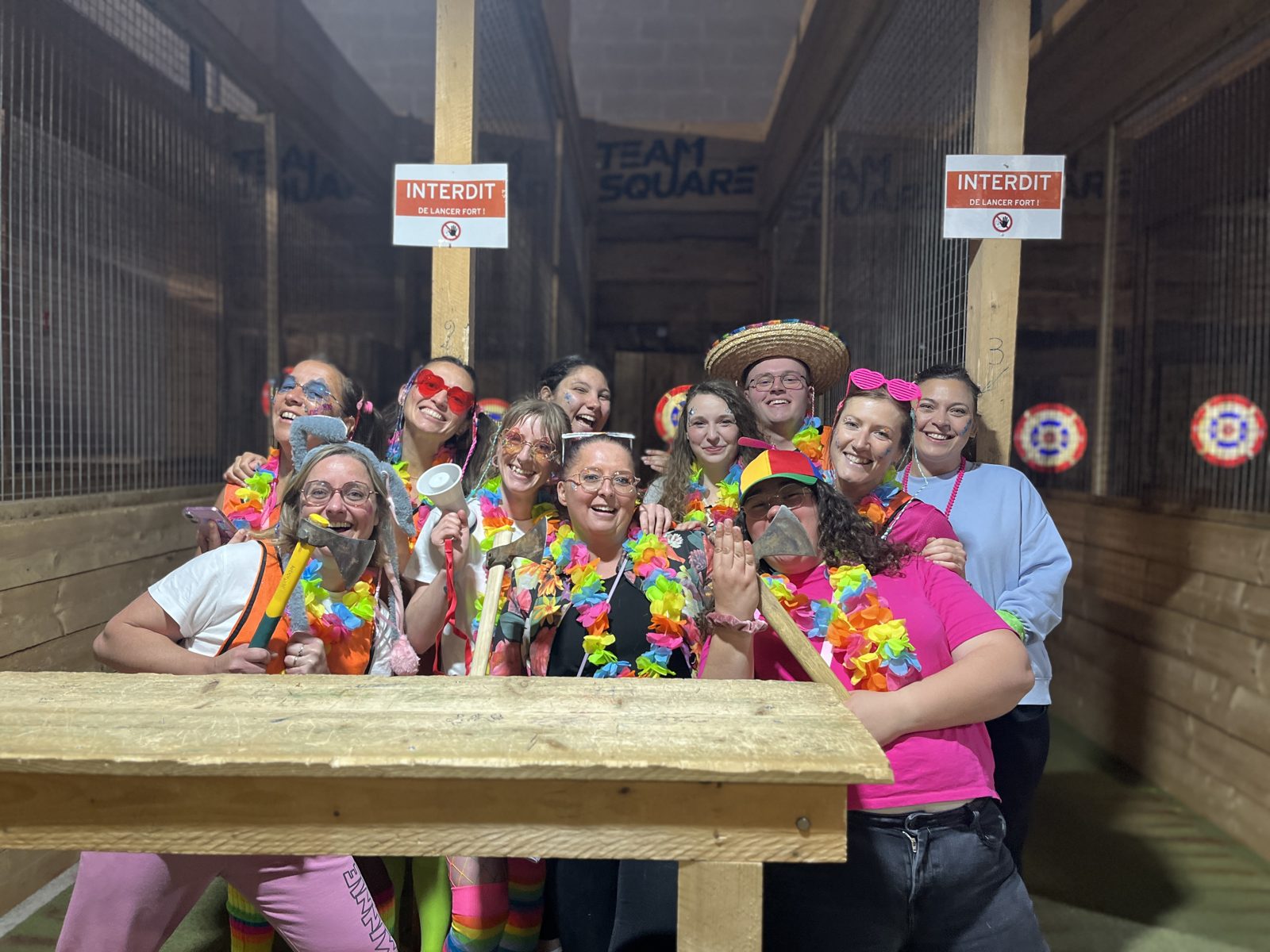 Un groupe fête son EVJF au lancer de hache chez Team Square