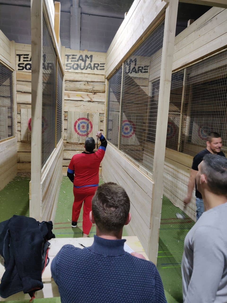 Lancer de hache à Douai entre collègues : team building et cohésion