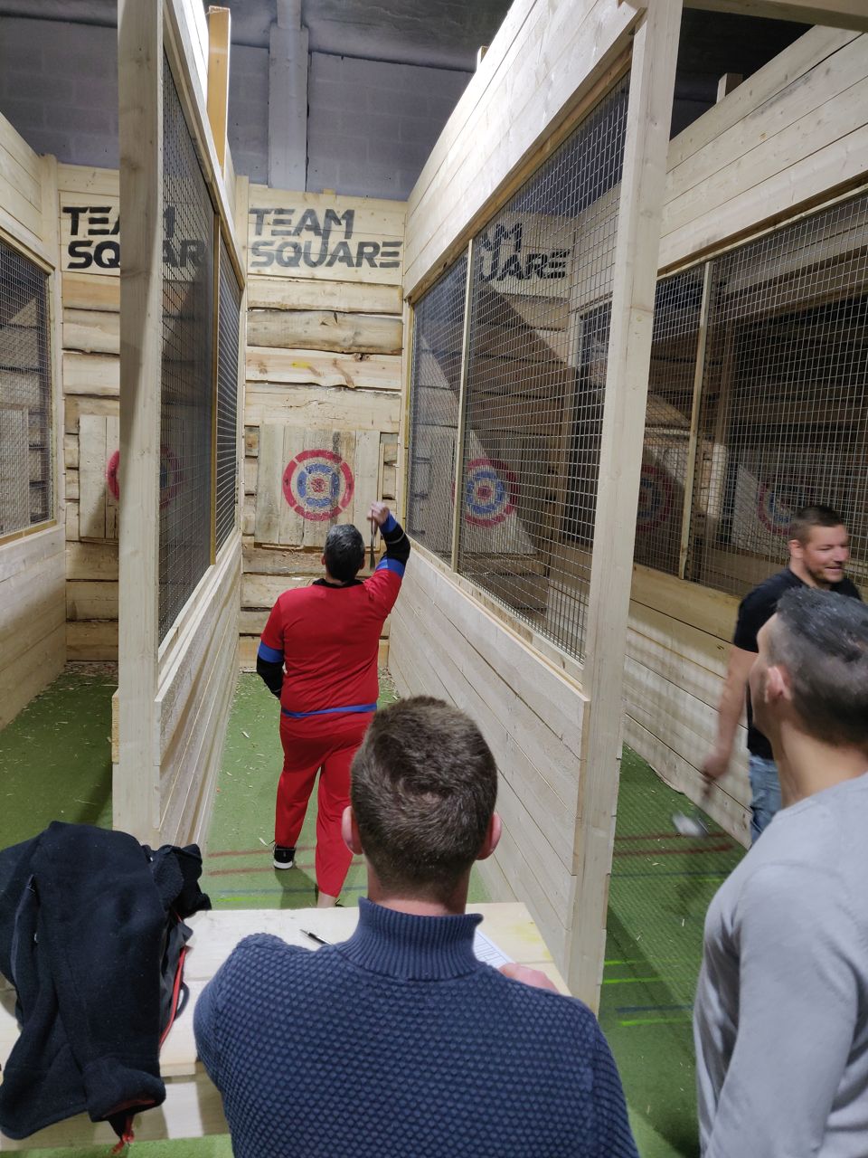 Lancer de hache à Douai entre collègues : team building et cohésion